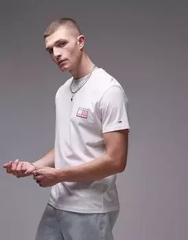 Футболка Tommy Jeans с логотипом флага на левой стороне груди в белом и розовом цветах