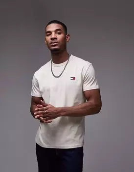 Футболка Tommy Jeans с логотипом и обычной эмблемой в кремово-белом цвете