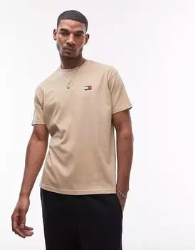 Футболка Tommy Jeans с логотипом и свободным значком бежевого цвета