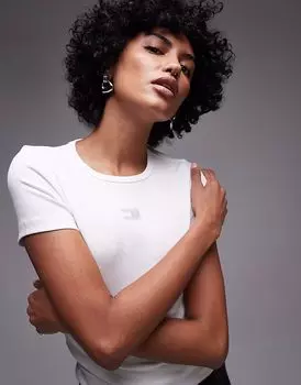 Футболка Tommy Jeans slim fit белого цвета с нашивкой