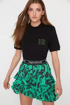 Футболка Trendyol Sagaza Studio с вышивкой, черный