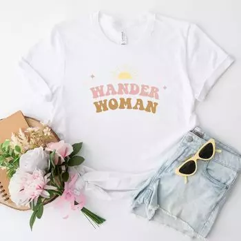 Футболка Wander Woman с короткими рукавами и графическим рисунком Simply Sage Market