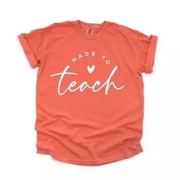 Футболки Made To Teach, окрашенные в готовой одежде Simply Sage Market, цвет Bright Salmon