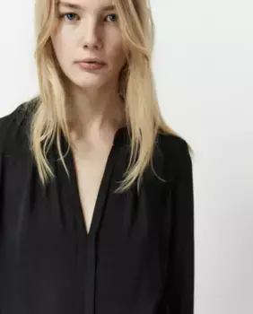 Гладкая струящаяся блузка Sfera, черный