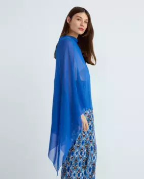 Гладкий шарф фиксируется на спине Banarassi, синий