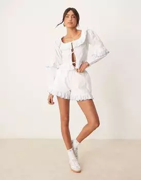 Гламурная блузка в стиле бохо с рюшами и галстуком в бело-синем цвете