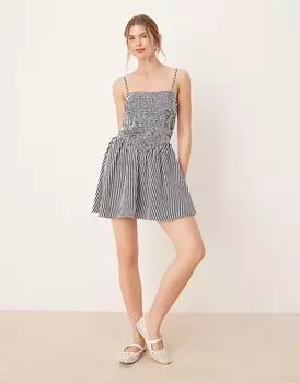 Гламурное мини-платье с заниженной талией и сборками в сине-белую полоску Glamorous