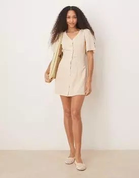 Гламурное платье цвета пахты с короткими рукавами на пуговицах с желтым мелким цветочным узором Glamorous