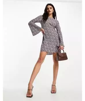 Гламурное платье свободного кроя с рукавами-фонариками фиолетово-коричневого цвета с цветочным принтом Glamorous