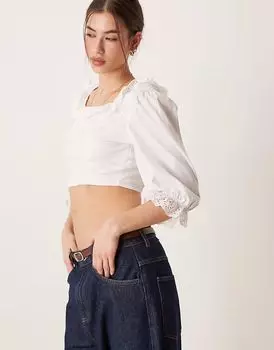 Гламурный укороченный топ с оборкой на горловине в оттенке «белый» Glamorous