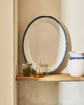Глиняное сервировочное блюдо с линейным дизайном Zara Home, синий