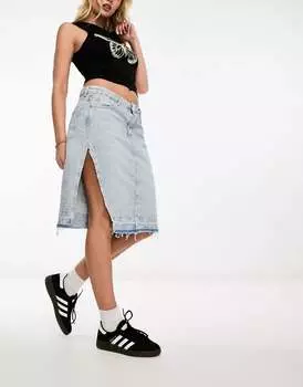 Голубая джинсовая юбка длиной до колена с необработанным подолом Bershka