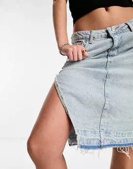 Голубая джинсовая юбка длиной до колена с необработанным краем Bershka