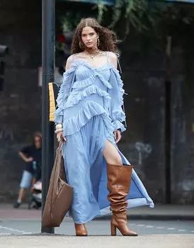 Голубое ярусное платье макси с открытыми плечами и оборками ASOS DESIGN