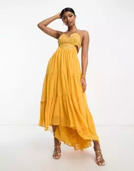 Горчичное платье макси с рюшами ASOS DESIGN, украшенным лифом, асимметричным подолом и открытой спиной