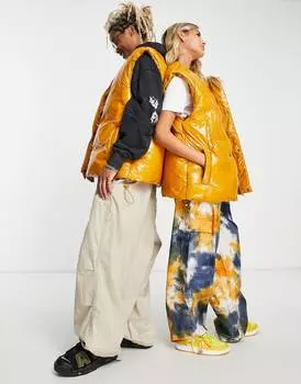 Горчичный блестящий утепленный жилет унисекс большого размера без воротника COLLUSION