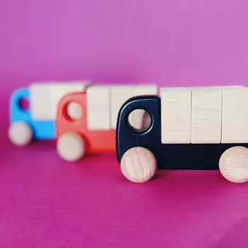 Грузовик с блоками Bajo