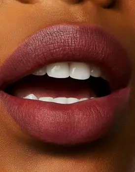 Губная помада MAC Powder Kiss цвета Kinda Soar-Ta