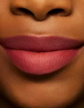 Губная помада MAC Powder Kiss цвета Sheer Outrage