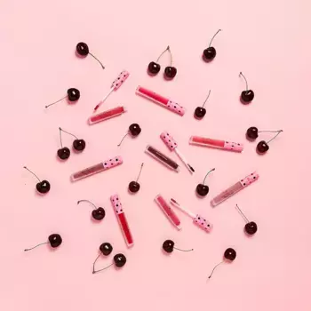 Губная помада Makeup Revolution Vinyl Cherry Liquid Lipstick