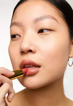 Губная помада Rouge Lvres Superlustrous Revlon, цвет 637 blushing nude