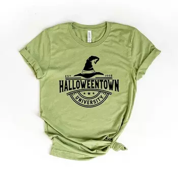 Хэллоуинтаун Университетская шляпа Футболка с короткими рукавами и графическим рисунком Simply Sage Market, цвет Light Green