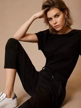 Хлопковая футболка со звездами Mint Velvet, черная