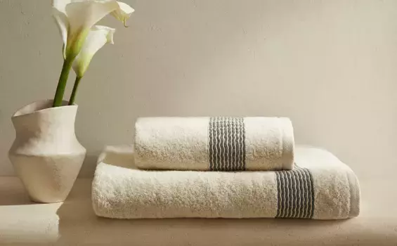 Хлопковое банное полотенце со складчатой каймой Zara Home, песочный/черный