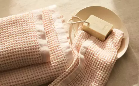 Хлопковое банное полотенце вафельной вязки Zara Home, светло-лоососевый розовый