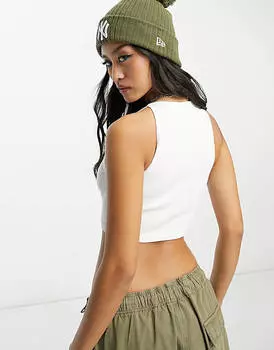 Хлопок: белая майка с высоким воротником.