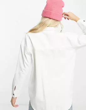 Хлопок: на джинсовой рубашке-бойфренде белого цвета.