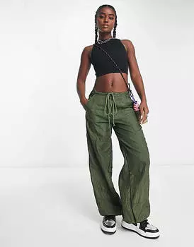 Хлопок: укороченная майка с высоким воротником черного цвета.