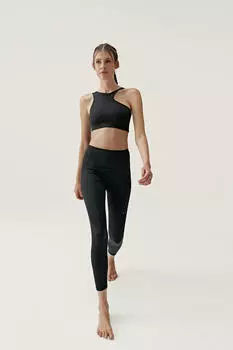 Хлоя в черных леггинсах Born Living Yoga, черный