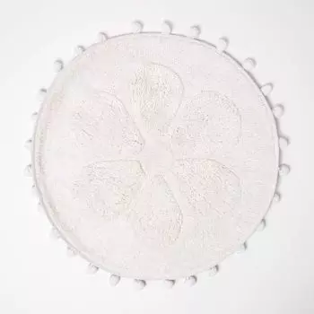 HOMESCAPES Коврик для ванной круглый цветок, 60 см - коврик для ванной белый с помпонами