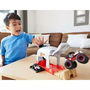 Игровой набор Hot Wheels Monster Trucks Bone Shaker