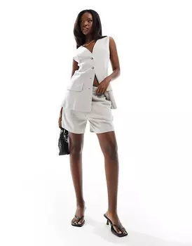 In The Style – сшитые на заказ светло-серые льняные шорты в тон