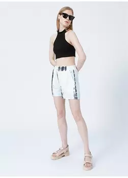 Эластичные разноцветные женские шорты стандартного кроя с узором батик Black On Black