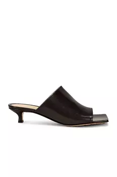 Эластичные сандалии-мюли Bottega Veneta, цвет Fondant