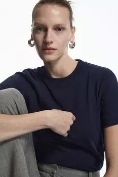 ЭЛЕГАНТНАЯ ФУТБОЛКА COS