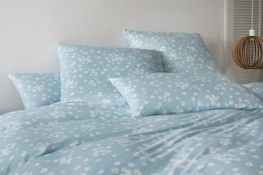 Элегантный комплект постельного белья Mako из трикотажа Ромашки цвет синий размер 135х200см+80х80 Elegante