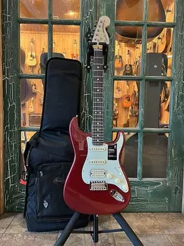 Электрогитара Fender American Performer Stratocaster Strat в красном цвете баклажана с сумкой Deluxe Gig Bag