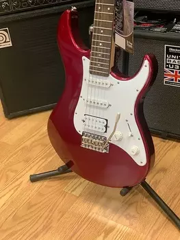 Электрогитара Yamaha PAC012 Pacifica — красный металлик