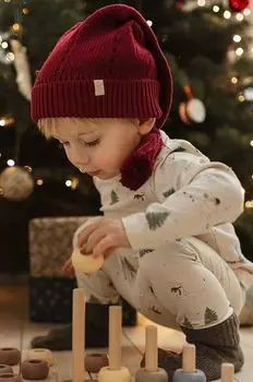 Это моя детская шапка Ноэля. That's mine, бордовый