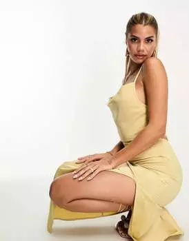 Эксклюзивное платье макси In The Style из золотистого атласа с воротником-хомутом и завязкой сзади