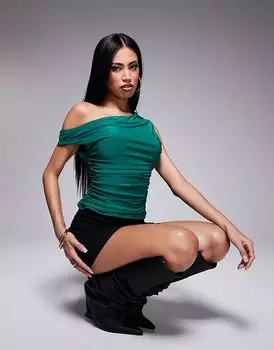 Эксклюзивный облегающий топ с открытыми плечами изумрудно-зеленого цвета Missyempire