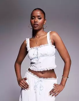 Эксклюзивный укороченный топ Kaiia белого цвета с отделкой из текстурированного кружева и контрастным синим бантом