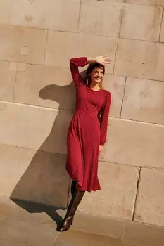 Камилла в майке Boden, красный