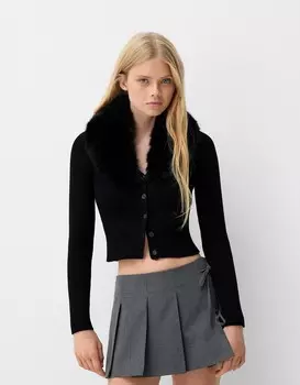 Кардиган из искусственного меха с v-образным вырезом Bershka, черный