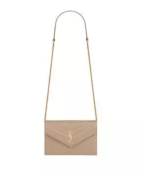 Кассандра Мателасс&;eacute; Кошелек-конверт с цепочкой из кожи с тиснением Grain De Poudre Saint Laurent, цвет Tan/Beige