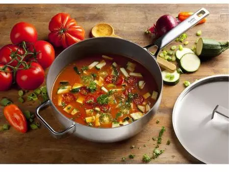 Кастрюля из нержавеющей стали с крышкой диаметром 26 см Domo